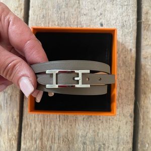 This is an authentic HERMES Swift Hapi 3mm Triple Tour Wrap Bracelet in Etoupe.